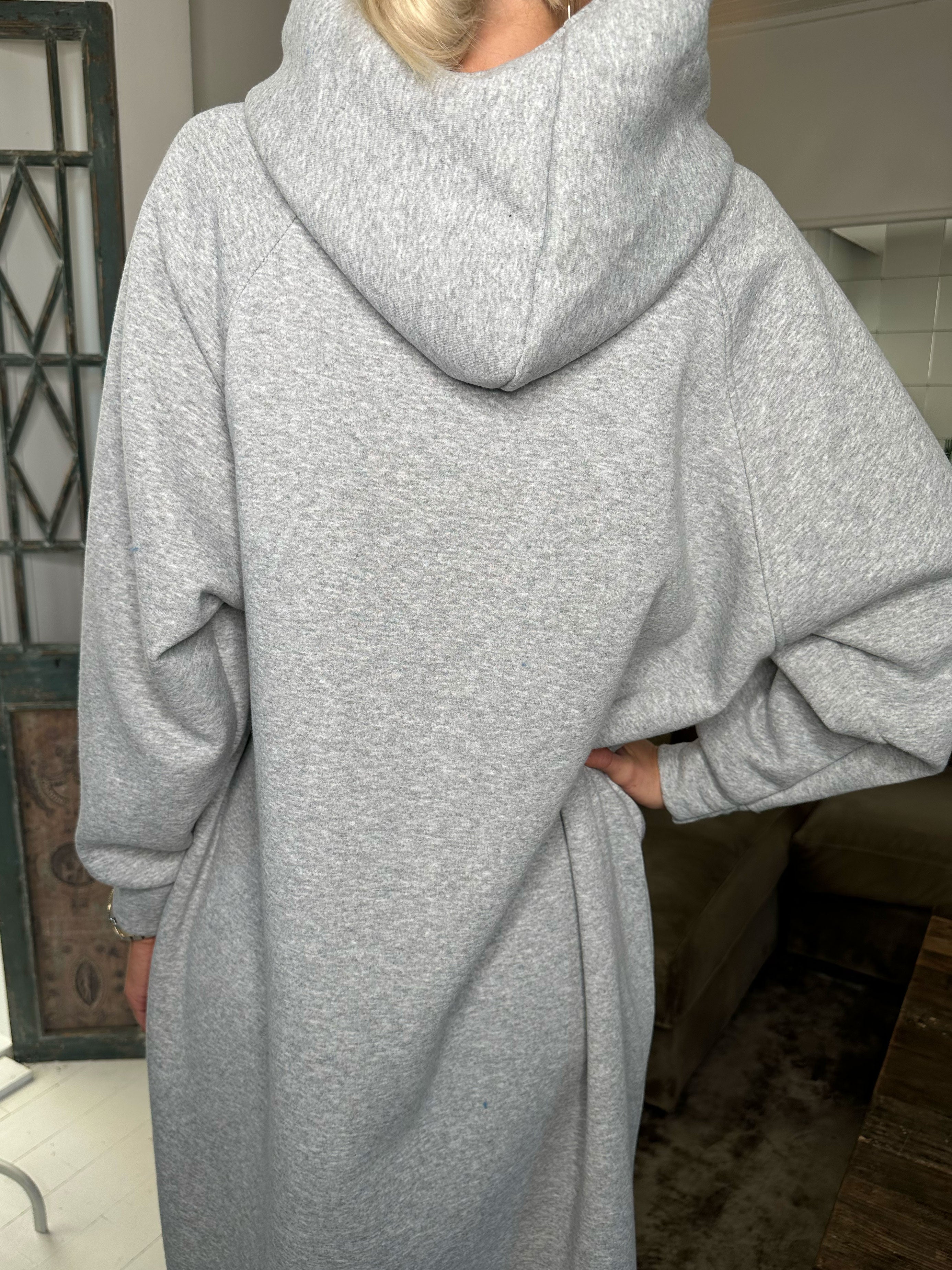 Angela - Lång hoodie-klänning i bomull med tryck på bröstet